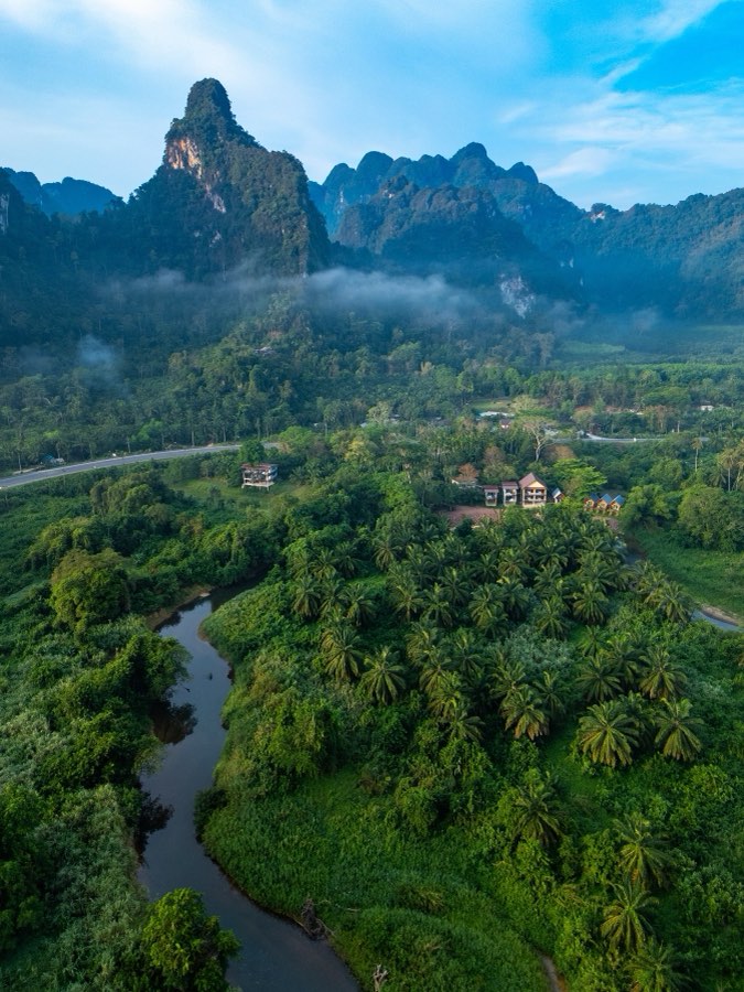 Le Monde, Printemps 2025, Thaïlande. Photographie de Jordy Meow, 4/10