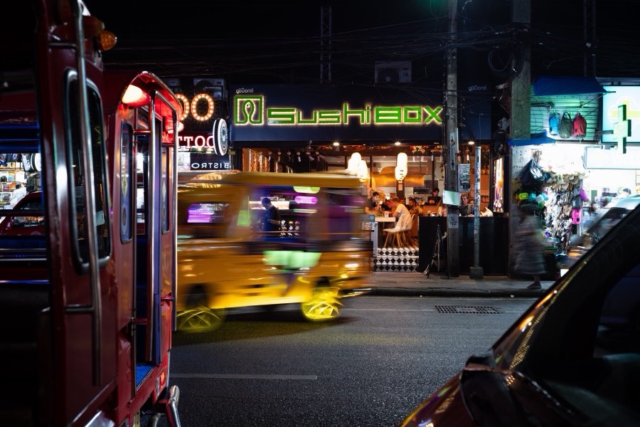 Le Monde, Printemps 2025, Thaïlande. Photographie de Jordy Meow, 30/64