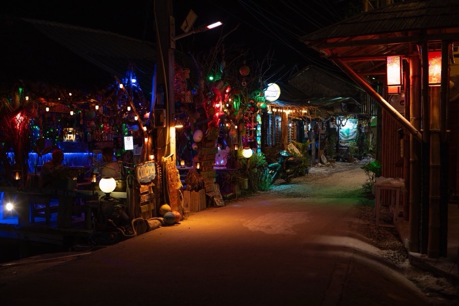 Le Monde, Printemps 2025, Thaïlande. Photographie de Jordy Meow, 44/64